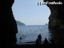 [P17] tot la Paradise Beach este o grota la care pentru ca sa ajungi trebuie sa ocolesti stanca prin apa cativa metri, unde apa iti ajunge pana la nivelul pieptului, dupa care iesi pe mal tocmai in aceasta grota. » foto by cristi_an3000
 - 
<span class="allrVoted glyphicon glyphicon-heart hidden" id="av9157"></span>
<a class="m-l-10 hidden" id="sv9157" onclick="voting_Foto_DelVot(,9157,1682)" role="button">șterge vot <span class="glyphicon glyphicon-remove"></span></a>
<a id="v99157" class=" c-red"  onclick="voting_Foto_SetVot(9157)" role="button"><span class="glyphicon glyphicon-heart-empty"></span> <b>LIKE</b> = Votează poza</a> <img class="hidden"  id="f9157W9" src="/imagini/loader.gif" border="0" /><span class="AjErrMes hidden" id="e9157ErM"></span>