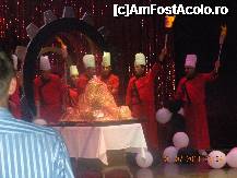 [P31] Seara de vineri, 1 iulie, a fost una speciala. La sfarsitul spectacolului au fost prezentati managerii hotelului si bucatarii au pregatit imensul tort de inghetata din imagine. A fost MUUULT mai delicios decat arata! » foto by silvia tudoran
 - 
<span class="allrVoted glyphicon glyphicon-heart hidden" id="av236896"></span>
<a class="m-l-10 hidden" id="sv236896" onclick="voting_Foto_DelVot(,236896,143)" role="button">șterge vot <span class="glyphicon glyphicon-remove"></span></a>
<a id="v9236896" class=" c-red"  onclick="voting_Foto_SetVot(236896)" role="button"><span class="glyphicon glyphicon-heart-empty"></span> <b>LIKE</b> = Votează poza</a> <img class="hidden"  id="f236896W9" src="/imagini/loader.gif" border="0" /><span class="AjErrMes hidden" id="e236896ErM"></span>