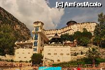 [P09] Panorama hotelului de jos, de pe pontonul central. Umbrelutele colorate din stanga sus sunt de la piscina principala, sub ele mesele de la 'French Street', iar in extrema dreapta unul din drumurile de acces la plaja » foto by gophren
 - 
<span class="allrVoted glyphicon glyphicon-heart hidden" id="av198769"></span>
<a class="m-l-10 hidden" id="sv198769" onclick="voting_Foto_DelVot(,198769,17)" role="button">șterge vot <span class="glyphicon glyphicon-remove"></span></a>
<a id="v9198769" class=" c-red"  onclick="voting_Foto_SetVot(198769)" role="button"><span class="glyphicon glyphicon-heart-empty"></span> <b>LIKE</b> = Votează poza</a> <img class="hidden"  id="f198769W9" src="/imagini/loader.gif" border="0" /><span class="AjErrMes hidden" id="e198769ErM"></span>