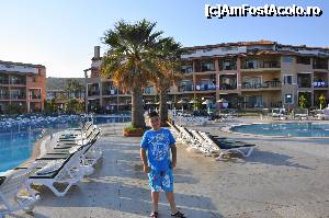 [P27] Piscina din spate este cu apa termala, iar cladirea din spate stanga cum priviti fotografia, am stat noi pe perioada sejurului.  » foto by johnblake
 - 
<span class="allrVoted glyphicon glyphicon-heart hidden" id="av343634"></span>
<a class="m-l-10 hidden" id="sv343634" onclick="voting_Foto_DelVot(,343634,218)" role="button">șterge vot <span class="glyphicon glyphicon-remove"></span></a>
<a id="v9343634" class=" c-red"  onclick="voting_Foto_SetVot(343634)" role="button"><span class="glyphicon glyphicon-heart-empty"></span> <b>LIKE</b> = Votează poza</a> <img class="hidden"  id="f343634W9" src="/imagini/loader.gif" border="0" /><span class="AjErrMes hidden" id="e343634ErM"></span>