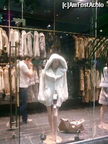 [P105] Magazinul de blănuri de la hotel Sithonia » foto by Aeerdna*
 - 
<span class="allrVoted glyphicon glyphicon-heart hidden" id="av247559"></span>
<a class="m-l-10 hidden" id="sv247559" onclick="voting_Foto_DelVot(,247559,374)" role="button">șterge vot <span class="glyphicon glyphicon-remove"></span></a>
<a id="v9247559" class=" c-red"  onclick="voting_Foto_SetVot(247559)" role="button"><span class="glyphicon glyphicon-heart-empty"></span> <b>LIKE</b> = Votează poza</a> <img class="hidden"  id="f247559W9" src="/imagini/loader.gif" border="0" /><span class="AjErrMes hidden" id="e247559ErM"></span>