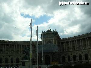 [P32] Hofburg-ul a fost locuit de familia imperiala pana in 1918. Initial a fost o cetate medievala din secolul al 13-lea, transformata ulterior in splendida resedinta a Habsburgilor odata cu accesul acestora la putere si cu extinderea dominatiei lor.  » foto by stellinna
 - 
<span class="allrVoted glyphicon glyphicon-heart hidden" id="av678105"></span>
<a class="m-l-10 hidden" id="sv678105" onclick="voting_Foto_DelVot(,678105,461)" role="button">șterge vot <span class="glyphicon glyphicon-remove"></span></a>
<a id="v9678105" class=" c-red"  onclick="voting_Foto_SetVot(678105)" role="button"><span class="glyphicon glyphicon-heart-empty"></span> <b>LIKE</b> = Votează poza</a> <img class="hidden"  id="f678105W9" src="/imagini/loader.gif" border="0" /><span class="AjErrMes hidden" id="e678105ErM"></span>