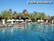 [P08] Imagine luata de pe un pod cu zona Pool Bar in dreapta iar in spate cu Thai restaurant » foto by world_traveler
 - 
<span class="allrVoted glyphicon glyphicon-heart hidden" id="av36412"></span>
<a class="m-l-10 hidden" id="sv36412" onclick="voting_Foto_DelVot(,36412,5)" role="button">șterge vot <span class="glyphicon glyphicon-remove"></span></a>
<a id="v936412" class=" c-red"  onclick="voting_Foto_SetVot(36412)" role="button"><span class="glyphicon glyphicon-heart-empty"></span> <b>LIKE</b> = Votează poza</a> <img class="hidden"  id="f36412W9" src="/imagini/loader.gif" border="0" /><span class="AjErrMes hidden" id="e36412ErM"></span>