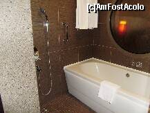 [P08] dusul si cada de baie despartite de hol printr-o usa din sticla » foto by geni
 - 
<span class="allrVoted glyphicon glyphicon-heart hidden" id="av228313"></span>
<a class="m-l-10 hidden" id="sv228313" onclick="voting_Foto_DelVot(,228313,622)" role="button">șterge vot <span class="glyphicon glyphicon-remove"></span></a>
<a id="v9228313" class=" c-red"  onclick="voting_Foto_SetVot(228313)" role="button"><span class="glyphicon glyphicon-heart-empty"></span> <b>LIKE</b> = Votează poza</a> <img class="hidden"  id="f228313W9" src="/imagini/loader.gif" border="0" /><span class="AjErrMes hidden" id="e228313ErM"></span>