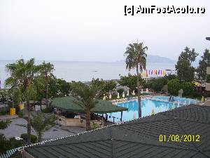 P09 [AUG-2012] Vedere de pe balcon: barul dintre piscine si piscina 'mica', plaja in planul secund si marea. 