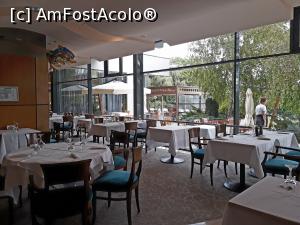 P19 [SEP-2020] Hotel Europa.Restaurantul cu mese distantate prin intercalarea unei mese libere intre mesele ocupate.