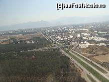 [P75] Coboram spre pista de aterizare de pe aeroportu din Antalya.
 Situata la poalele muntilor Taurus, pe litoralul Marii Mediterane este una dintre cele mai importante statiuni de pe litoralul mediteranean (fiind supranumita si capitala 'Rivierei turcesti'). » foto by antalgbr
 - 
<span class="allrVoted glyphicon glyphicon-heart hidden" id="av115701"></span>
<a class="m-l-10 hidden" id="sv115701" onclick="voting_Foto_DelVot(,115701,8)" role="button">șterge vot <span class="glyphicon glyphicon-remove"></span></a>
<a id="v9115701" class=" c-red"  onclick="voting_Foto_SetVot(115701)" role="button"><span class="glyphicon glyphicon-heart-empty"></span> <b>LIKE</b> = Votează poza</a> <img class="hidden"  id="f115701W9" src="/imagini/loader.gif" border="0" /><span class="AjErrMes hidden" id="e115701ErM"></span>