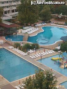 [P03] vedere cu piscinele din liftul panoramic etaj X, piscina neuniforma este de la hotel Arabella, dar poate fi utilizata si de clientii hotelului Kaliakra » foto by laur7901
 - 
<span class="allrVoted glyphicon glyphicon-heart hidden" id="av254941"></span>
<a class="m-l-10 hidden" id="sv254941" onclick="voting_Foto_DelVot(,254941,920)" role="button">șterge vot <span class="glyphicon glyphicon-remove"></span></a>
<a id="v9254941" class=" c-red"  onclick="voting_Foto_SetVot(254941)" role="button"><span class="glyphicon glyphicon-heart-empty"></span> <b>LIKE</b> = Votează poza</a> <img class="hidden"  id="f254941W9" src="/imagini/loader.gif" border="0" /><span class="AjErrMes hidden" id="e254941ErM"></span>