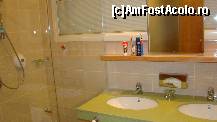 [P17] Oglinda culiseaza intre cele doua chiuvete, se vede si butonul de panica din cabina de dus » foto by kelyboy
 - 
<span class="allrVoted glyphicon glyphicon-heart hidden" id="av319380"></span>
<a class="m-l-10 hidden" id="sv319380" onclick="voting_Foto_DelVot(,319380,920)" role="button">șterge vot <span class="glyphicon glyphicon-remove"></span></a>
<a id="v9319380" class=" c-red"  onclick="voting_Foto_SetVot(319380)" role="button"><span class="glyphicon glyphicon-heart-empty"></span> <b>LIKE</b> = Votează poza</a> <img class="hidden"  id="f319380W9" src="/imagini/loader.gif" border="0" /><span class="AjErrMes hidden" id="e319380ErM"></span>