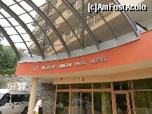 [P02] Intrarea in hotel, iar in partea stanga este microbuzul care transporta turistii pe plaja » foto by and451
 - 
<span class="allrVoted glyphicon glyphicon-heart hidden" id="av133120"></span>
<a class="m-l-10 hidden" id="sv133120" onclick="voting_Foto_DelVot(,133120,921)" role="button">șterge vot <span class="glyphicon glyphicon-remove"></span></a>
<a id="v9133120" class=" c-red"  onclick="voting_Foto_SetVot(133120)" role="button"><span class="glyphicon glyphicon-heart-empty"></span> <b>LIKE</b> = Votează poza</a> <img class="hidden"  id="f133120W9" src="/imagini/loader.gif" border="0" /><span class="AjErrMes hidden" id="e133120ErM"></span>