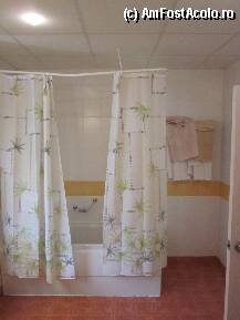 [P01] baia: destul de mare, dar apa baltea daca nu trageai bine perdelele » foto by livia72
 - 
<span class="allrVoted glyphicon glyphicon-heart hidden" id="av101209"></span>
<a class="m-l-10 hidden" id="sv101209" onclick="voting_Foto_DelVot(,101209,921)" role="button">șterge vot <span class="glyphicon glyphicon-remove"></span></a>
<a id="v9101209" class=" c-red"  onclick="voting_Foto_SetVot(101209)" role="button"><span class="glyphicon glyphicon-heart-empty"></span> <b>LIKE</b> = Votează poza</a> <img class="hidden"  id="f101209W9" src="/imagini/loader.gif" border="0" /><span class="AjErrMes hidden" id="e101209ErM"></span>