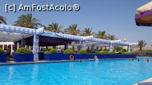 [P11] Piscina mare cu unul dintre barurile de servire.  » foto by caesar_ave
 - 
<span class="allrVoted glyphicon glyphicon-heart hidden" id="av766077"></span>
<a class="m-l-10 hidden" id="sv766077" onclick="voting_Foto_DelVot(,766077,94)" role="button">șterge vot <span class="glyphicon glyphicon-remove"></span></a>
<a id="v9766077" class=" c-red"  onclick="voting_Foto_SetVot(766077)" role="button"><span class="glyphicon glyphicon-heart-empty"></span> <b>LIKE</b> = Votează poza</a> <img class="hidden"  id="f766077W9" src="/imagini/loader.gif" border="0" /><span class="AjErrMes hidden" id="e766077ErM"></span>