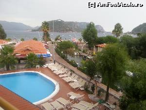 [P05] Vedere din camera spre piscina si mare. Hotelul are oricum toate camerele cu vedere spre mare.  » foto by adynutza26
 - 
<span class="allrVoted glyphicon glyphicon-heart hidden" id="av567840"></span>
<a class="m-l-10 hidden" id="sv567840" onclick="voting_Foto_DelVot(,567840,945)" role="button">șterge vot <span class="glyphicon glyphicon-remove"></span></a>
<a id="v9567840" class=" c-red"  onclick="voting_Foto_SetVot(567840)" role="button"><span class="glyphicon glyphicon-heart-empty"></span> <b>LIKE</b> = Votează poza</a> <img class="hidden"  id="f567840W9" src="/imagini/loader.gif" border="0" /><span class="AjErrMes hidden" id="e567840ErM"></span>