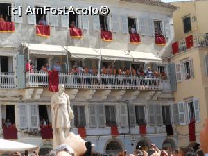 [P08] Paște în Insula Corfu - Se așteaptă semnalul pentru ca oalele să fie aruncate în stradă.  » foto by iulianic
 - 
<span class="allrVoted glyphicon glyphicon-heart hidden" id="av1068145"></span>
<a class="m-l-10 hidden" id="sv1068145" onclick="voting_Foto_DelVot(,1068145,993)" role="button">șterge vot <span class="glyphicon glyphicon-remove"></span></a>
<a id="v91068145" class=" c-red"  onclick="voting_Foto_SetVot(1068145)" role="button"><span class="glyphicon glyphicon-heart-empty"></span> <b>LIKE</b> = Votează poza</a> <img class="hidden"  id="f1068145W9" src="/imagini/loader.gif" border="0" /><span class="AjErrMes hidden" id="e1068145ErM"></span>