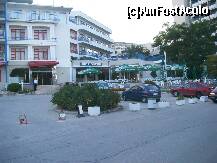 [P01] 'Parcarea' din faţa hotelului (15 EUR/zi!); in fundal, restaurantul şi intrarea in hotel. » foto by Dragoș_MD
 - 
<span class="allrVoted glyphicon glyphicon-heart hidden" id="av131951"></span>
<a class="m-l-10 hidden" id="sv131951" onclick="voting_Foto_DelVot(,131951,1003)" role="button">șterge vot <span class="glyphicon glyphicon-remove"></span></a>
<a id="v9131951" class=" c-red"  onclick="voting_Foto_SetVot(131951)" role="button"><span class="glyphicon glyphicon-heart-empty"></span> <b>LIKE</b> = Votează poza</a> <img class="hidden"  id="f131951W9" src="/imagini/loader.gif" border="0" /><span class="AjErrMes hidden" id="e131951ErM"></span>