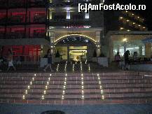 [P01] O parte din aspectul hotelului văzut seara la intrarea în el şi locul unde se opreau majoritatea turiştilor să facă poze. » foto by razvannn
 - 
<span class="allrVoted glyphicon glyphicon-heart hidden" id="av231626"></span>
<a class="m-l-10 hidden" id="sv231626" onclick="voting_Foto_DelVot(,231626,1003)" role="button">șterge vot <span class="glyphicon glyphicon-remove"></span></a>
<a id="v9231626" class=" c-red"  onclick="voting_Foto_SetVot(231626)" role="button"><span class="glyphicon glyphicon-heart-empty"></span> <b>LIKE</b> = Votează poza</a> <img class="hidden"  id="f231626W9" src="/imagini/loader.gif" border="0" /><span class="AjErrMes hidden" id="e231626ErM"></span>