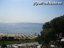[P04] Priveliştea spre mare văzută dimineaţa de la balcon. După cum am specificat şi în review , şezlongurile cu umbrele albe sunt gratis , iar cele cu umbrelă galbenă sunt contra cost. » foto by razvannn
 - 
<span class="allrVoted glyphicon glyphicon-heart hidden" id="av231636"></span>
<a class="m-l-10 hidden" id="sv231636" onclick="voting_Foto_DelVot(,231636,1003)" role="button">șterge vot <span class="glyphicon glyphicon-remove"></span></a>
<a id="v9231636" class=" c-red"  onclick="voting_Foto_SetVot(231636)" role="button"><span class="glyphicon glyphicon-heart-empty"></span> <b>LIKE</b> = Votează poza</a> <img class="hidden"  id="f231636W9" src="/imagini/loader.gif" border="0" /><span class="AjErrMes hidden" id="e231636ErM"></span>
