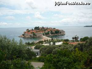 [P12] Sveti Stefan, vedere din balconul unde am avut cazarea, in stinga plaja publica, in dreapta plaja privata a resortului.  » foto by Nicu
 - 
<span class="allrVoted glyphicon glyphicon-heart hidden" id="av703111"></span>
<a class="m-l-10 hidden" id="sv703111" onclick="voting_Foto_DelVot(,703111,1103)" role="button">șterge vot <span class="glyphicon glyphicon-remove"></span></a>
<a id="v9703111" class=" c-red"  onclick="voting_Foto_SetVot(703111)" role="button"><span class="glyphicon glyphicon-heart-empty"></span> <b>LIKE</b> = Votează poza</a> <img class="hidden"  id="f703111W9" src="/imagini/loader.gif" border="0" /><span class="AjErrMes hidden" id="e703111ErM"></span>