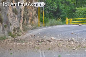 [P87] Cumpana mea din Kefalonia. Aproape de intrarea in Poros a cazut fix in fata noastra si s-a dezintegrat total. Conduceti cu atentie si nu neglijati acest pericol!  » foto by Vlahos2003
 - 
<span class="allrVoted glyphicon glyphicon-heart hidden" id="av820339"></span>
<a class="m-l-10 hidden" id="sv820339" onclick="voting_Foto_DelVot(,820339,1121)" role="button">șterge vot <span class="glyphicon glyphicon-remove"></span></a>
<a id="v9820339" class=" c-red"  onclick="voting_Foto_SetVot(820339)" role="button"><span class="glyphicon glyphicon-heart-empty"></span> <b>LIKE</b> = Votează poza</a> <img class="hidden"  id="f820339W9" src="/imagini/loader.gif" border="0" /><span class="AjErrMes hidden" id="e820339ErM"></span>