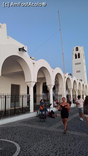 P15 [JUN-2022] Muzica grecească în fața catedralei ortodoxe din Fira.
