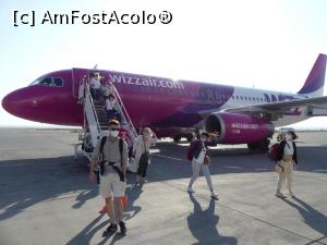 [P60] Coborând scara avionului pe aeroporul din Santorini: eu şi soţul meu. Imagine surprinsă întâmplător de un blogger » foto by irinad <span class="label label-default labelC_thin small">NEVOTABILĂ</span>