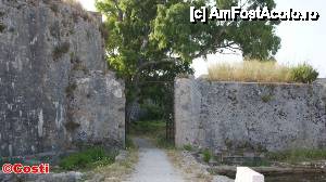 [P38] Intrarea în cetatea Aghia Mavra, aflată chiar lângă podul de intrare în Lefkada.  » foto by Costi
 - 
<span class="allrVoted glyphicon glyphicon-heart hidden" id="av433144"></span>
<a class="m-l-10 hidden" id="sv433144" onclick="voting_Foto_DelVot(,433144,1227)" role="button">șterge vot <span class="glyphicon glyphicon-remove"></span></a>
<a id="v9433144" class=" c-red"  onclick="voting_Foto_SetVot(433144)" role="button"><span class="glyphicon glyphicon-heart-empty"></span> <b>LIKE</b> = Votează poza</a> <img class="hidden"  id="f433144W9" src="/imagini/loader.gif" border="0" /><span class="AjErrMes hidden" id="e433144ErM"></span>