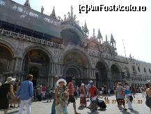 [P91] Basilica San Marco. Coada pentru intrare libera e in dreapta pozei. Cei cu bilet online, intra prin stanga.  » foto by TraianS
 - 
<span class="allrVoted glyphicon glyphicon-heart hidden" id="av365352"></span>
<a class="m-l-10 hidden" id="sv365352" onclick="voting_Foto_DelVot(,365352,1229)" role="button">șterge vot <span class="glyphicon glyphicon-remove"></span></a>
<a id="v9365352" class=" c-red"  onclick="voting_Foto_SetVot(365352)" role="button"><span class="glyphicon glyphicon-heart-empty"></span> <b>LIKE</b> = Votează poza</a> <img class="hidden"  id="f365352W9" src="/imagini/loader.gif" border="0" /><span class="AjErrMes hidden" id="e365352ErM"></span>