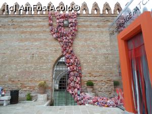 [P13] La Universita Ca' Foscari, o lucrare plastică din săculeți plini cu capace de peturi. Biennale di Venezia, 2013 » foto by mihaelavoicu
 - 
<span class="allrVoted glyphicon glyphicon-heart hidden" id="av1069425"></span>
<a class="m-l-10 hidden" id="sv1069425" onclick="voting_Foto_DelVot(,1069425,1229)" role="button">șterge vot <span class="glyphicon glyphicon-remove"></span></a>
<a id="v91069425" class=" c-red"  onclick="voting_Foto_SetVot(1069425)" role="button"><span class="glyphicon glyphicon-heart-empty"></span> <b>LIKE</b> = Votează poza</a> <img class="hidden"  id="f1069425W9" src="/imagini/loader.gif" border="0" /><span class="AjErrMes hidden" id="e1069425ErM"></span>