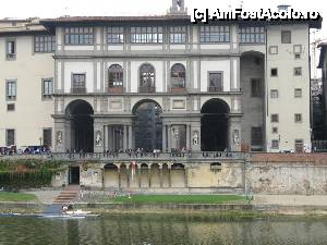 [P23] Galeriile Uffizi văzute de pe cealaltă parte a râului Arno.  » foto by gettutza
 - 
<span class="allrVoted glyphicon glyphicon-heart hidden" id="av389319"></span>
<a class="m-l-10 hidden" id="sv389319" onclick="voting_Foto_DelVot(,389319,1230)" role="button">șterge vot <span class="glyphicon glyphicon-remove"></span></a>
<a id="v9389319" class=" c-red"  onclick="voting_Foto_SetVot(389319)" role="button"><span class="glyphicon glyphicon-heart-empty"></span> <b>LIKE</b> = Votează poza</a> <img class="hidden"  id="f389319W9" src="/imagini/loader.gif" border="0" /><span class="AjErrMes hidden" id="e389319ErM"></span>