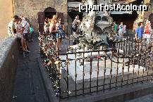 [P05] pe podul vechi (Ponte Vechio) indragostitii isi leaga juramintele de iubire cu lacate. Cand se aduna circa 500-1000 lacate, politia locala le taie, curatind locul, pentru a nu afecta monumentele turistice cu greutatea lor.  » foto by timis
 - 
<span class="allrVoted glyphicon glyphicon-heart hidden" id="av410293"></span>
<a class="m-l-10 hidden" id="sv410293" onclick="voting_Foto_DelVot(,410293,1230)" role="button">șterge vot <span class="glyphicon glyphicon-remove"></span></a>
<a id="v9410293" class=" c-red"  onclick="voting_Foto_SetVot(410293)" role="button"><span class="glyphicon glyphicon-heart-empty"></span> <b>LIKE</b> = Votează poza</a> <img class="hidden"  id="f410293W9" src="/imagini/loader.gif" border="0" /><span class="AjErrMes hidden" id="e410293ErM"></span>