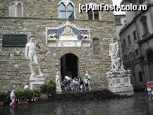 [P10] Intrarea în Palazzo Vecchio. În stânga, David, operă a lui Michelangelo. În dreapta, Hercules şi Cacus, operă a lui Baccio Bandinelli. » foto by Costi
 - 
<span class="allrVoted glyphicon glyphicon-heart hidden" id="av46721"></span>
<a class="m-l-10 hidden" id="sv46721" onclick="voting_Foto_DelVot(,46721,1230)" role="button">șterge vot <span class="glyphicon glyphicon-remove"></span></a>
<a id="v946721" class=" c-red"  onclick="voting_Foto_SetVot(46721)" role="button"><span class="glyphicon glyphicon-heart-empty"></span> <b>LIKE</b> = Votează poza</a> <img class="hidden"  id="f46721W9" src="/imagini/loader.gif" border="0" /><span class="AjErrMes hidden" id="e46721ErM"></span>