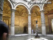 [P21] Primo cortile, având în centru o fântână, cu o statuetă de bronz, Putto con delfino, operă a lui Andrea del Verrocchio, din Palazzo Vecchio » foto by Costi
 - 
<span class="allrVoted glyphicon glyphicon-heart hidden" id="av46736"></span>
<a class="m-l-10 hidden" id="sv46736" onclick="voting_Foto_DelVot(,46736,1230)" role="button">șterge vot <span class="glyphicon glyphicon-remove"></span></a>
<a id="v946736" class=" c-red"  onclick="voting_Foto_SetVot(46736)" role="button"><span class="glyphicon glyphicon-heart-empty"></span> <b>LIKE</b> = Votează poza</a> <img class="hidden"  id="f46736W9" src="/imagini/loader.gif" border="0" /><span class="AjErrMes hidden" id="e46736ErM"></span>