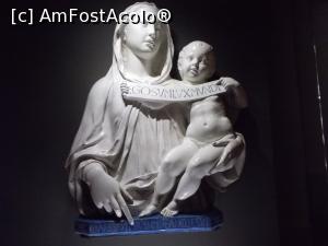 [P14] În Muzeu. ”Madona cu copilul” Teracotă smălțuită, 1450, autor Lucca de la Robbia, tatăl lui Andrea della Robbia.  » foto by mihaelavoicu
 - 
<span class="allrVoted glyphicon glyphicon-heart hidden" id="av970948"></span>
<a class="m-l-10 hidden" id="sv970948" onclick="voting_Foto_DelVot(,970948,1230)" role="button">șterge vot <span class="glyphicon glyphicon-remove"></span></a>
<a id="v9970948" class=" c-red"  onclick="voting_Foto_SetVot(970948)" role="button"><span class="glyphicon glyphicon-heart-empty"></span> <b>LIKE</b> = Votează poza</a> <img class="hidden"  id="f970948W9" src="/imagini/loader.gif" border="0" /><span class="AjErrMes hidden" id="e970948ErM"></span>