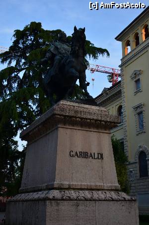 [P21] Verona, Piazza Independenza, Statuia lui Giuseppe Garibaldi » foto by unq
 - 
<span class="allrVoted glyphicon glyphicon-heart hidden" id="av470378"></span>
<a class="m-l-10 hidden" id="sv470378" onclick="voting_Foto_DelVot(,470378,1233)" role="button">șterge vot <span class="glyphicon glyphicon-remove"></span></a>
<a id="v9470378" class=" c-red"  onclick="voting_Foto_SetVot(470378)" role="button"><span class="glyphicon glyphicon-heart-empty"></span> <b>LIKE</b> = Votează poza</a> <img class="hidden"  id="f470378W9" src="/imagini/loader.gif" border="0" /><span class="AjErrMes hidden" id="e470378ErM"></span>