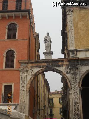 [P24] Italia - Verona - Piazza dei Signor - statuia lui Girolamo Fracastoro » foto by Diaura*
 - 
<span class="allrVoted glyphicon glyphicon-heart hidden" id="av371319"></span>
<a class="m-l-10 hidden" id="sv371319" onclick="voting_Foto_DelVot(,371319,1233)" role="button">șterge vot <span class="glyphicon glyphicon-remove"></span></a>
<a id="v9371319" class=" c-red"  onclick="voting_Foto_SetVot(371319)" role="button"><span class="glyphicon glyphicon-heart-empty"></span> <b>LIKE</b> = Votează poza</a> <img class="hidden"  id="f371319W9" src="/imagini/loader.gif" border="0" /><span class="AjErrMes hidden" id="e371319ErM"></span>