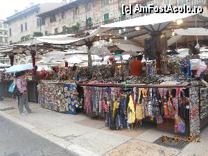 [P05] Italia - Verona - Piazza delle Erbe, tarabe cu suveniruri.  » foto by Diaura*
 - 
<span class="allrVoted glyphicon glyphicon-heart hidden" id="av373000"></span>
<a class="m-l-10 hidden" id="sv373000" onclick="voting_Foto_DelVot(,373000,1233)" role="button">șterge vot <span class="glyphicon glyphicon-remove"></span></a>
<a id="v9373000" class=" c-red"  onclick="voting_Foto_SetVot(373000)" role="button"><span class="glyphicon glyphicon-heart-empty"></span> <b>LIKE</b> = Votează poza</a> <img class="hidden"  id="f373000W9" src="/imagini/loader.gif" border="0" /><span class="AjErrMes hidden" id="e373000ErM"></span>