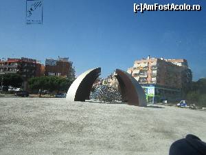 [P22] Monument intr-un sens giratoriu (fotografie din autocar)  » foto by bica adriana
 - 
<span class="allrVoted glyphicon glyphicon-heart hidden" id="av572860"></span>
<a class="m-l-10 hidden" id="sv572860" onclick="voting_Foto_DelVot(,572860,1270)" role="button">șterge vot <span class="glyphicon glyphicon-remove"></span></a>
<a id="v9572860" class=" c-red"  onclick="voting_Foto_SetVot(572860)" role="button"><span class="glyphicon glyphicon-heart-empty"></span> <b>LIKE</b> = Votează poza</a> <img class="hidden"  id="f572860W9" src="/imagini/loader.gif" border="0" /><span class="AjErrMes hidden" id="e572860ErM"></span>