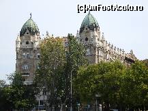 [P16] Budapesta,Piața Szabadsag : o altă clădire impunătoare ca un palatse lasă privită prin cortina de frunze verzi... » foto by mariana.olaru
 - 
<span class="allrVoted glyphicon glyphicon-heart hidden" id="av199217"></span>
<a class="m-l-10 hidden" id="sv199217" onclick="voting_Foto_DelVot(,199217,1275)" role="button">șterge vot <span class="glyphicon glyphicon-remove"></span></a>
<a id="v9199217" class=" c-red"  onclick="voting_Foto_SetVot(199217)" role="button"><span class="glyphicon glyphicon-heart-empty"></span> <b>LIKE</b> = Votează poza</a> <img class="hidden"  id="f199217W9" src="/imagini/loader.gif" border="0" /><span class="AjErrMes hidden" id="e199217ErM"></span>