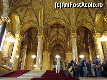 [P26] Budapesta,Palatul Parlamentului: acesta a fost decorul care ni s-a dezvăluit într-un prim plan intrând in sala monumentalei scări frânte la mijloc . Intrarea centrală duce la Rotondă (Sala cupolei) » foto by mariana.olaru
 - 
<span class="allrVoted glyphicon glyphicon-heart hidden" id="av199234"></span>
<a class="m-l-10 hidden" id="sv199234" onclick="voting_Foto_DelVot(,199234,1275)" role="button">șterge vot <span class="glyphicon glyphicon-remove"></span></a>
<a id="v9199234" class=" c-red"  onclick="voting_Foto_SetVot(199234)" role="button"><span class="glyphicon glyphicon-heart-empty"></span> <b>LIKE</b> = Votează poza</a> <img class="hidden"  id="f199234W9" src="/imagini/loader.gif" border="0" /><span class="AjErrMes hidden" id="e199234ErM"></span>