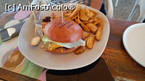 [P14] Nikiti - Restaurantul Alexandros, burger » foto by Dragoș_MD
 - 
<span class="allrVoted glyphicon glyphicon-heart hidden" id="av1469453"></span>
<a class="m-l-10 hidden" id="sv1469453" onclick="voting_Foto_DelVot(,1469453,1423)" role="button">șterge vot <span class="glyphicon glyphicon-remove"></span></a>
<a id="v91469453" class=" c-red"  onclick="voting_Foto_SetVot(1469453)" role="button"><span class="glyphicon glyphicon-heart-empty"></span> <b>LIKE</b> = Votează poza</a> <img class="hidden"  id="f1469453W9" src="/imagini/loader.gif" border="0" /><span class="AjErrMes hidden" id="e1469453ErM"></span>