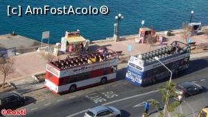 [P31] Cele două autobuze, pe linia roșie, respectiv albastră, de la Maltasightseeing, în stația de plecare din fața hotelului Sliema Marina ... » foto by Costi
 - 
<span class="allrVoted glyphicon glyphicon-heart hidden" id="av719146"></span>
<a class="m-l-10 hidden" id="sv719146" onclick="voting_Foto_DelVot(,719146,1559)" role="button">șterge vot <span class="glyphicon glyphicon-remove"></span></a>
<a id="v9719146" class=" c-red"  onclick="voting_Foto_SetVot(719146)" role="button"><span class="glyphicon glyphicon-heart-empty"></span> <b>LIKE</b> = Votează poza</a> <img class="hidden"  id="f719146W9" src="/imagini/loader.gif" border="0" /><span class="AjErrMes hidden" id="e719146ErM"></span>