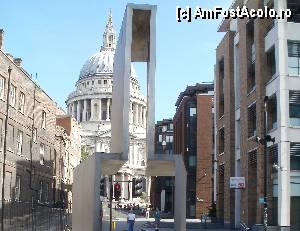 [P05] In drum spre Milenium Bridge. In spate cupola Saint Paul's Cathedral.  » foto by Dabator
 - 
<span class="allrVoted glyphicon glyphicon-heart hidden" id="av353330"></span>
<a class="m-l-10 hidden" id="sv353330" onclick="voting_Foto_DelVot(,353330,1570)" role="button">șterge vot <span class="glyphicon glyphicon-remove"></span></a>
<a id="v9353330" class=" c-red"  onclick="voting_Foto_SetVot(353330)" role="button"><span class="glyphicon glyphicon-heart-empty"></span> <b>LIKE</b> = Votează poza</a> <img class="hidden"  id="f353330W9" src="/imagini/loader.gif" border="0" /><span class="AjErrMes hidden" id="e353330ErM"></span>