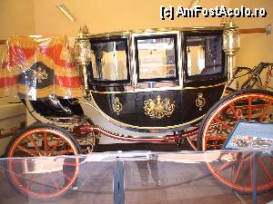 [P05] Royal Mews- Glass Coach construita de Peters & Sons la Londra in 1910 si cumparata in 1911 pentru incoronarea lui George V » foto by Dabator
 - 
<span class="allrVoted glyphicon glyphicon-heart hidden" id="av354562"></span>
<a class="m-l-10 hidden" id="sv354562" onclick="voting_Foto_DelVot(,354562,1570)" role="button">șterge vot <span class="glyphicon glyphicon-remove"></span></a>
<a id="v9354562" class=" c-red"  onclick="voting_Foto_SetVot(354562)" role="button"><span class="glyphicon glyphicon-heart-empty"></span> <b>LIKE</b> = Votează poza</a> <img class="hidden"  id="f354562W9" src="/imagini/loader.gif" border="0" /><span class="AjErrMes hidden" id="e354562ErM"></span>