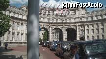 [P102] The Admirality Arch. Poza facuta de pe The Mall. Taxiurile mergeau inspre Trafalgar Square. » foto by TraianS
 - 
<span class="allrVoted glyphicon glyphicon-heart hidden" id="av226847"></span>
<a class="m-l-10 hidden" id="sv226847" onclick="voting_Foto_DelVot(,226847,1570)" role="button">șterge vot <span class="glyphicon glyphicon-remove"></span></a>
<a id="v9226847" class=" c-red"  onclick="voting_Foto_SetVot(226847)" role="button"><span class="glyphicon glyphicon-heart-empty"></span> <b>LIKE</b> = Votează poza</a> <img class="hidden"  id="f226847W9" src="/imagini/loader.gif" border="0" /><span class="AjErrMes hidden" id="e226847ErM"></span>