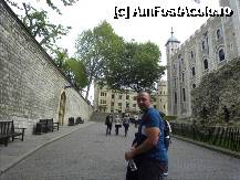 [P17] Mergand la deal pe langa White Tower (cel din dreapta), ne-am indreptat inspre Crown Jewels, cladirea din fundal. In dreapta (plan apropiat) se vad niste ruine. Aici au lovit cateva bombe in timpul celui de-al doilea razboi mondial. » foto by TraianS
 - 
<span class="allrVoted glyphicon glyphicon-heart hidden" id="av233692"></span>
<a class="m-l-10 hidden" id="sv233692" onclick="voting_Foto_DelVot(,233692,1570)" role="button">șterge vot <span class="glyphicon glyphicon-remove"></span></a>
<a id="v9233692" class=" c-red"  onclick="voting_Foto_SetVot(233692)" role="button"><span class="glyphicon glyphicon-heart-empty"></span> <b>LIKE</b> = Votează poza</a> <img class="hidden"  id="f233692W9" src="/imagini/loader.gif" border="0" /><span class="AjErrMes hidden" id="e233692ErM"></span>