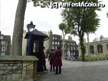 [P18] Beefeaters la munca. In partea dreapta se vede o bucatica din 'Chapel Royal of St. Peter ad Vincula' -acolo au fost ingropati toti cei executati in turn. Pe meidanul din fata bisericii era locul executiei. » foto by TraianS
 - 
<span class="allrVoted glyphicon glyphicon-heart hidden" id="av233693"></span>
<a class="m-l-10 hidden" id="sv233693" onclick="voting_Foto_DelVot(,233693,1570)" role="button">șterge vot <span class="glyphicon glyphicon-remove"></span></a>
<a id="v9233693" class=" c-red"  onclick="voting_Foto_SetVot(233693)" role="button"><span class="glyphicon glyphicon-heart-empty"></span> <b>LIKE</b> = Votează poza</a> <img class="hidden"  id="f233693W9" src="/imagini/loader.gif" border="0" /><span class="AjErrMes hidden" id="e233693ErM"></span>