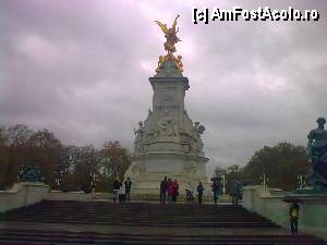 [P07] Memorialul reginei Victoria din faţa Palatului Buckingham. Londra, Anglia.  » foto by traian.leuca †
 - 
<span class="allrVoted glyphicon glyphicon-heart hidden" id="av413423"></span>
<a class="m-l-10 hidden" id="sv413423" onclick="voting_Foto_DelVot(,413423,1570)" role="button">șterge vot <span class="glyphicon glyphicon-remove"></span></a>
<a id="v9413423" class=" c-red"  onclick="voting_Foto_SetVot(413423)" role="button"><span class="glyphicon glyphicon-heart-empty"></span> <b>LIKE</b> = Votează poza</a> <img class="hidden"  id="f413423W9" src="/imagini/loader.gif" border="0" /><span class="AjErrMes hidden" id="e413423ErM"></span>