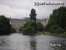 [P11] Palatul Buckingham din alt unghi » foto by Traveller
 - 
<span class="allrVoted glyphicon glyphicon-heart hidden" id="av48593"></span>
<a class="m-l-10 hidden" id="sv48593" onclick="voting_Foto_DelVot(,48593,1570)" role="button">șterge vot <span class="glyphicon glyphicon-remove"></span></a>
<a id="v948593" class=" c-red"  onclick="voting_Foto_SetVot(48593)" role="button"><span class="glyphicon glyphicon-heart-empty"></span> <b>LIKE</b> = Votează poza</a> <img class="hidden"  id="f48593W9" src="/imagini/loader.gif" border="0" /><span class="AjErrMes hidden" id="e48593ErM"></span>