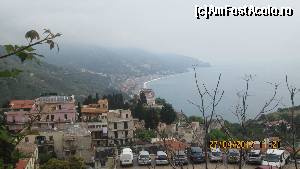 [P12] Taormina- panorama orasului coborand spre Isola Bella.  » foto by olga
 - 
<span class="allrVoted glyphicon glyphicon-heart hidden" id="av620798"></span>
<a class="m-l-10 hidden" id="sv620798" onclick="voting_Foto_DelVot(,620798,1579)" role="button">șterge vot <span class="glyphicon glyphicon-remove"></span></a>
<a id="v9620798" class=" c-red"  onclick="voting_Foto_SetVot(620798)" role="button"><span class="glyphicon glyphicon-heart-empty"></span> <b>LIKE</b> = Votează poza</a> <img class="hidden"  id="f620798W9" src="/imagini/loader.gif" border="0" /><span class="AjErrMes hidden" id="e620798ErM"></span>