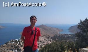 [P42] Am fost acolo. Subsemnatul cu panorama orasului Symi si Golfului Pedi in spate. Fotografie realizata de pe ,,Vigla panoramic”, aflat la jumatatea drumului dintre Symi Harbour si Manastirea din Roukouniotis. » foto by ovidiuyepi
 - 
<span class="allrVoted glyphicon glyphicon-heart hidden" id="av1335858"></span>
<a class="m-l-10 hidden" id="sv1335858" onclick="voting_Foto_DelVot(,1335858,1588)" role="button">șterge vot <span class="glyphicon glyphicon-remove"></span></a>
<a id="v91335858" class=" c-red"  onclick="voting_Foto_SetVot(1335858)" role="button"><span class="glyphicon glyphicon-heart-empty"></span> <b>LIKE</b> = Votează poza</a> <img class="hidden"  id="f1335858W9" src="/imagini/loader.gif" border="0" /><span class="AjErrMes hidden" id="e1335858ErM"></span>